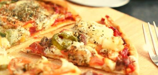 طريقة عمل البيتزا بالفراخ وباللحمة وبالخضار وبالجبنة